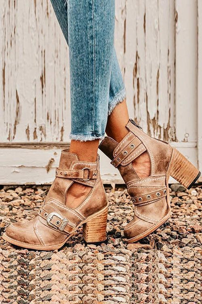 JO | Versatile and supportive orthopaedic boots